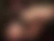 La perfetta pelle nuda della padrona, i piedi, le gambe, il culo, toccati dai guanti di pelle.