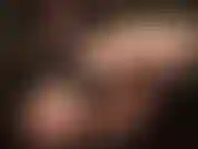 La perfetta pelle nuda della padrona, i piedi, le gambe, il culo, toccati dai guanti di pelle.