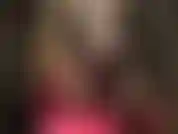 Cambio outfit da body in vinile con perizoma, collant e tacchi a un sexy abito nero e stivali con cinturini.