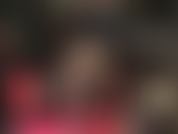 Feticista del lattice, mistress ipnotica - la tua dea vestita di gomma nera lucida. Le tue debolezze sono esposte. Non puoi fare a meno di fissare il mio vestito lucido, le gambe in collant e i tacchi.