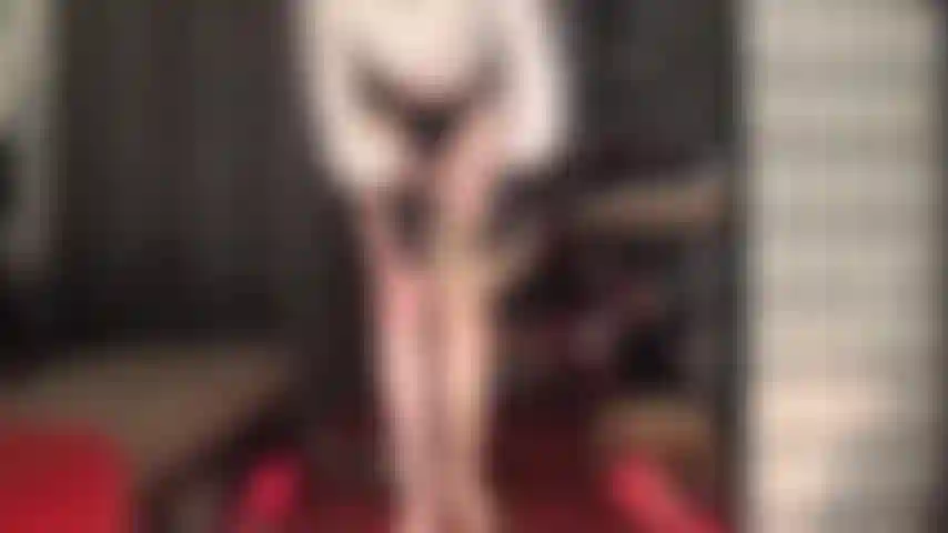 Perdi ogni controllo mentre i collant lucidi si sfilano e la padrona sfrutta il tuo amore per i suoi piedi nudi, le sue gambe e il suo culo. La lenta e delicata presa in giro ti fa eccitare ancora e ancora.