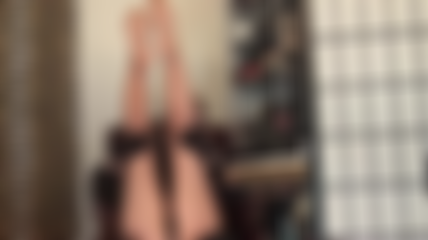 Gambe e piedi in collant lucidi.