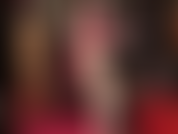 Che sfila diversi paia di collant lucidi e lucenti per scoprire gambe e piedi con tacchi sexy.