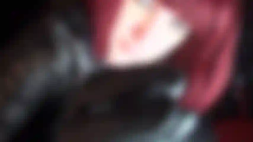 Una dea della pelle, un'appassionata di guanti, stivali, collant e adorazione del culo: da un bellissimo completo tutto in pelle con stivali alti fino alla coscia a collant lucidi e tacchi a spillo.