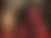 In tuta con stivali di pelle rossa e strap-on rosso abbinato. Una volta che il tuo buco del cazzo è stato aperto, è il momento di una doppia penetrazione con 2 cazzi.