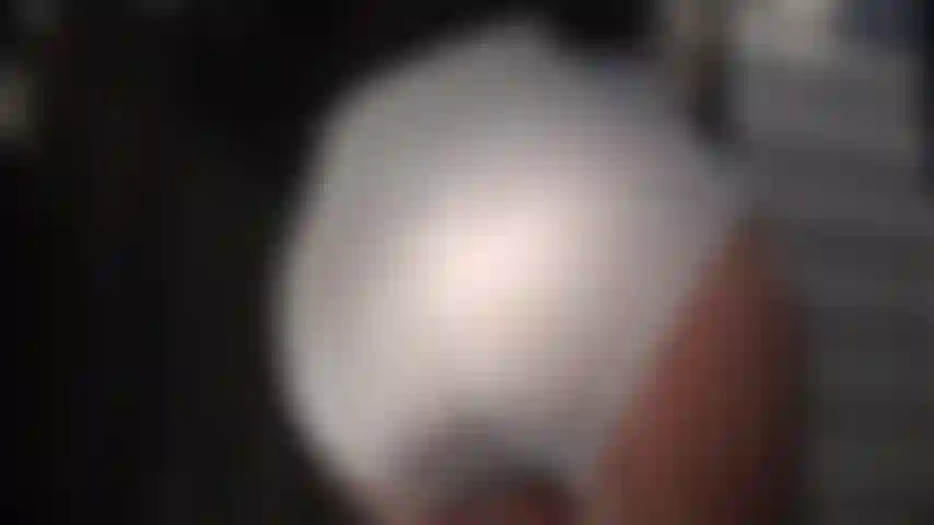 Luci extra per un ulteriore scintillio: i suoi strati lucenti brillano sotto la luce intensa della macchina fotografica... Calze, collant e mutandine a guaina, accarezzate dai guanti.