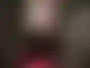 Vestita in modo impeccabile con lattice blu e nero, la padrona sa come mungere al meglio il tuo dolorante cazzo da schiavo.