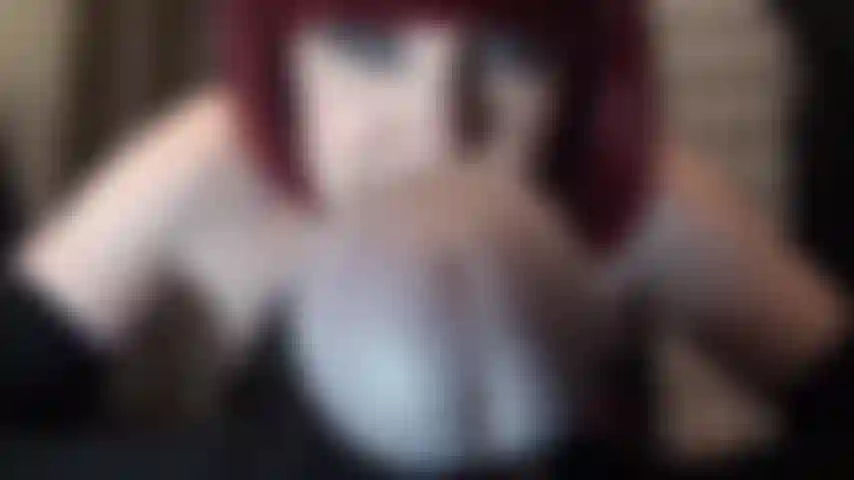 Una scopata di gola degradante e un'adorazione del corpo in calze a fiori, giarrettiere e collant lucidi: la padrona ti fa implorare di distruggerti la gola, trasformandola in un buco del cazzo modellato per il suo solo piacere.