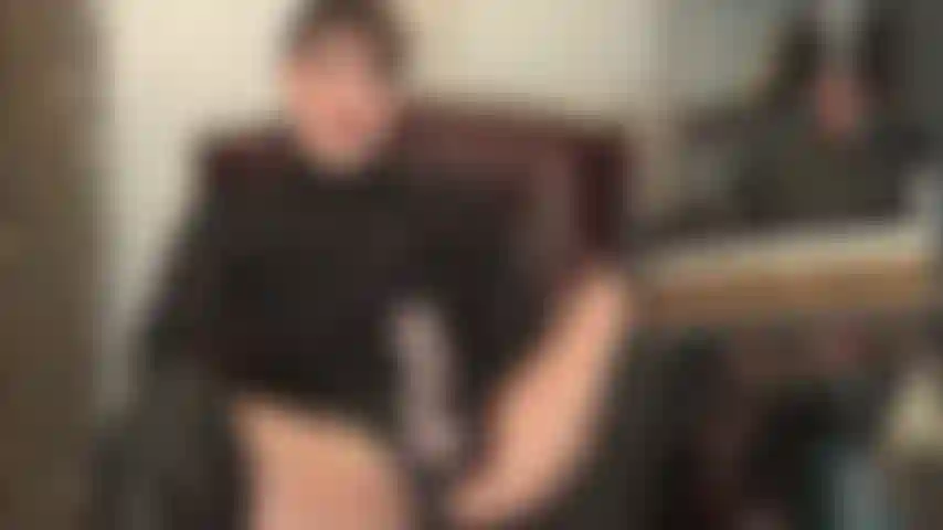 La mia padrona ti fa desiderare il suo grosso cazzo: capelli corti e sexy e un grosso cazzo bianco, la mia padrona sa cosa desideri in questo momento.