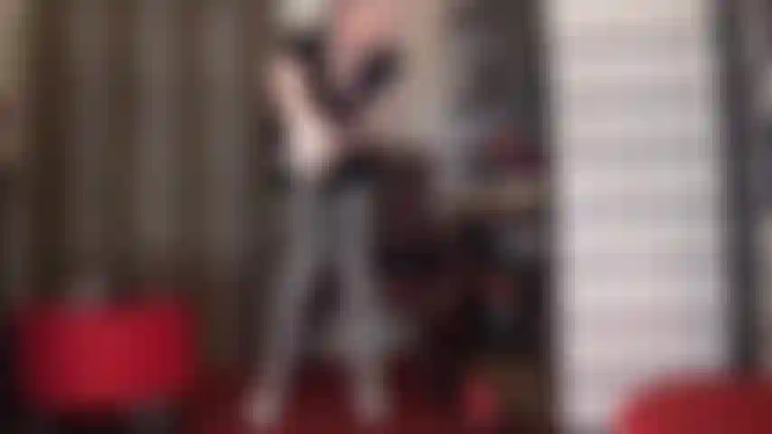 Affamata di cazzo, stai implorando di assaggiare la spessa carne della padrona, di sentire le sue calze di seta sfiorarti il viso, i suoi guanti di raso che ti stringono a ogni potente spinta nella tua gola di puttana.