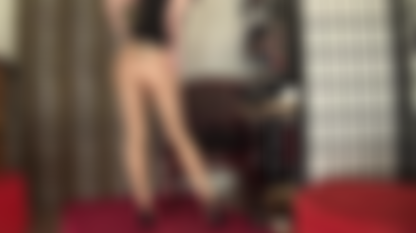 Due paia di collant super lucidi color sabbia, gambe lunghe, piedi sexy dentro e fuori da sandali di pelle con tacco alto, facesitting, handjob e footjob invertito con adorazione del culo... Mmmmhmmm.
