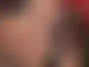 Con meravigliose labbra rosso scuro e una lingua che lentamente stuzzica uno stiletto di metallo lucido, mentre gli occhi azzurri della mia amante ti fissano e ti ipnotizzano con un sorriso meraviglioso che ti scioglie il cuore.