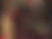 Indosso una tuta attillata in lattice nero e guanti rossi.