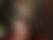 Una padrona vestita con un completo di gomma verde fumo che si accarezza il suo enorme cazzo nero e ti fa uscire lo sperma usando i suoi guanti di lattice lucido.