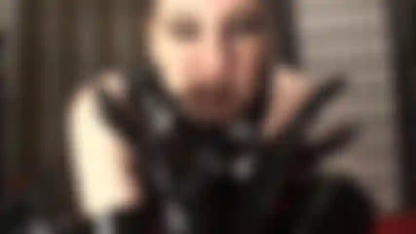 Una scopata violenta con strapon in lattice nero: guanti di gomma lisci entrano nei tuoi buchi del cazzo, ti scendono in gola mentre il cazzo nero della padrona distrugge il tuo culo da schiavo.