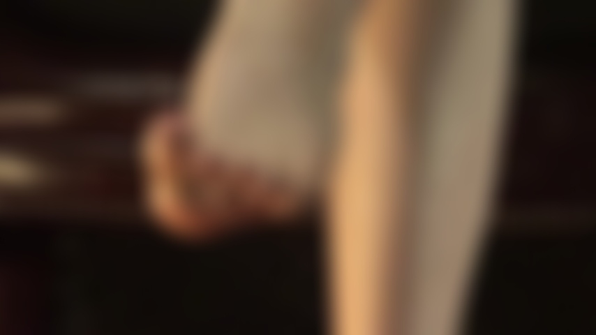 I piedi nudi ti rendono debole e sottomessa. Inchinati alle mie graziose dita nude e alle mie morbide piante.