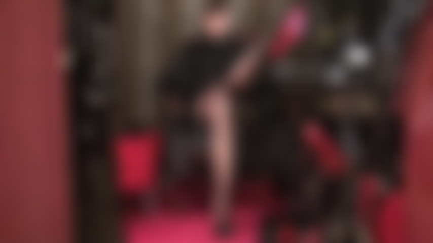 Feticista delle gambe estese: la padrona vivian con i suoi sexy capelli corti, solleva le sue meravigliose gambe lunghe in nylon per farti adorare. Tacchi sexy, stiletti con suola rossa, collant, gambe incrociate.