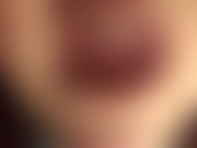 La padrona vivian ha il tuo cazzo intrappolato tra i suoi piedi in collant. Coperta da una calza di nylon, viene accarezzata con guanti e piedi di pelle. Viene servito anche un delizioso bacio da dominatrice, il mio sputo.