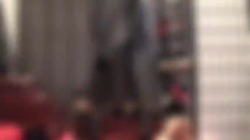 Una dea vestita di pelle che seduce con il suo sedere perfetto, adornato da un lungo cappotto di pelle nera.