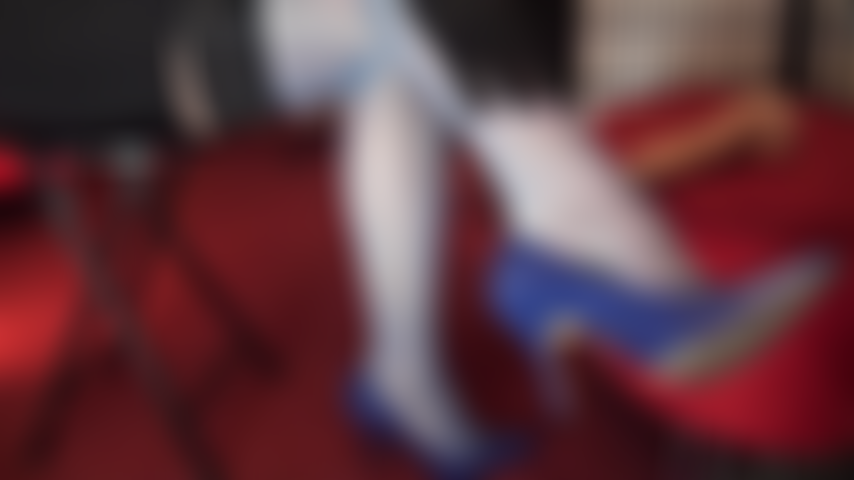 Stuzzicata e prosciugata dai piedi e dai tacchi della padrona.