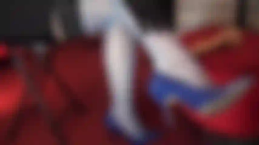 Stuzzicata e prosciugata dai piedi e dai tacchi della padrona.