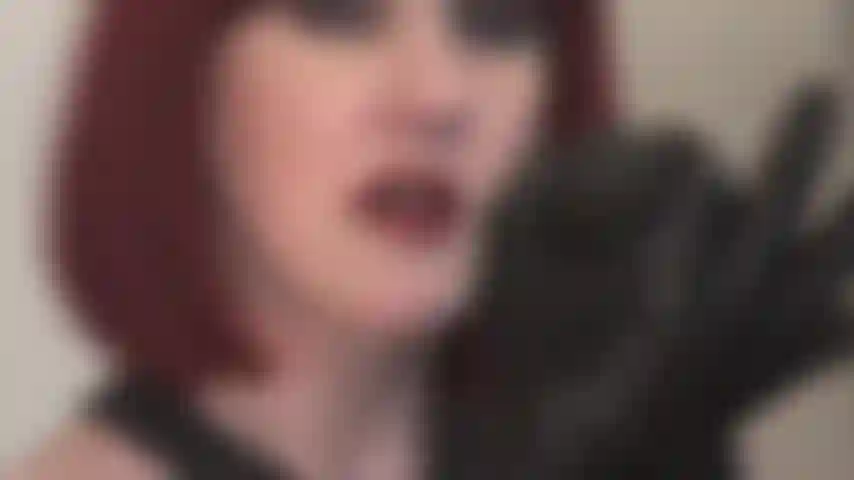 La padrona vivian ti fa l'occhiolino mentre ti accarezza il cazzo nero con i guanti di pelle, sapendo quanto ami il cazzo nero.