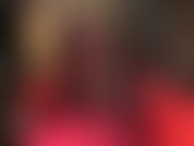 Stuzzico le gambe in modo sensuale con un sexy vestito rosso, collant neri e peeptoe con tacco a spillo in metallo. Gambe incrociate, fetish per le gambe distese, tacchi alti.