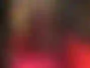 Stuzzico le gambe in modo sensuale con un sexy vestito rosso, collant neri e peeptoe con tacco a spillo in metallo. Gambe incrociate, fetish per le gambe distese, tacchi alti.