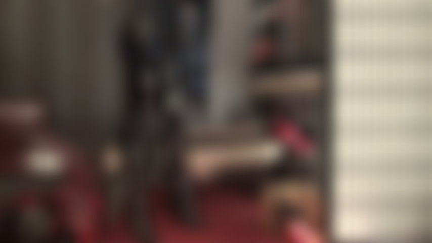 Feticista del pvc, sega con i guanti: la padrona è vestita con il tuo abbigliamento feticista preferito, vinile nero lucido, e ti munge il cazzo con i suoi lunghi guanti in pvc.