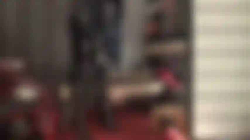 Feticista del pvc, sega con i guanti: la padrona è vestita con il tuo abbigliamento feticista preferito, vinile nero lucido, e ti munge il cazzo con i suoi lunghi guanti in pvc.