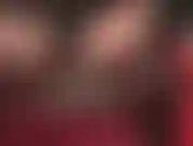 Tra le cosce della padrona, in collant marrone scuro lucido con stivali alti in pelle e guanti in pelle sexy, guarda la padrona stuzzicare con l'interno delle cosce e altro ancora...