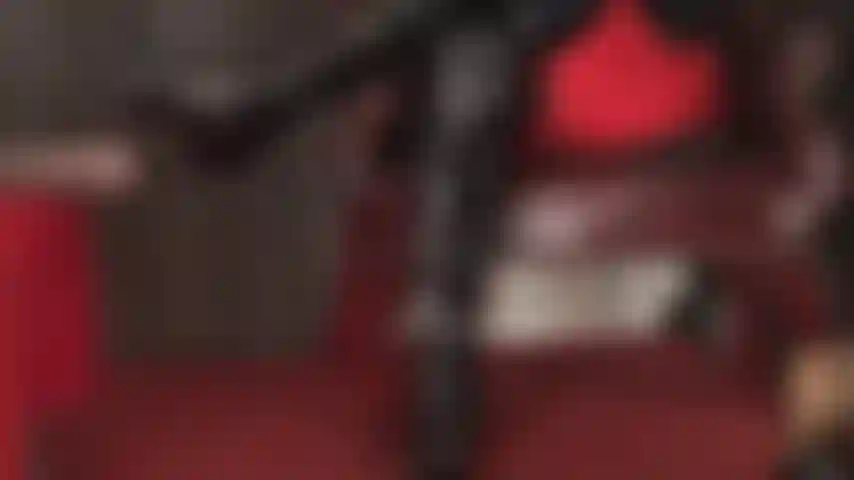 L'uretra viene sondata dagli stivali col tacco alto della padrona: il cazzo del tuo schiavo si contrae mentre il suo lungo tacco entra sempre più in profondità...