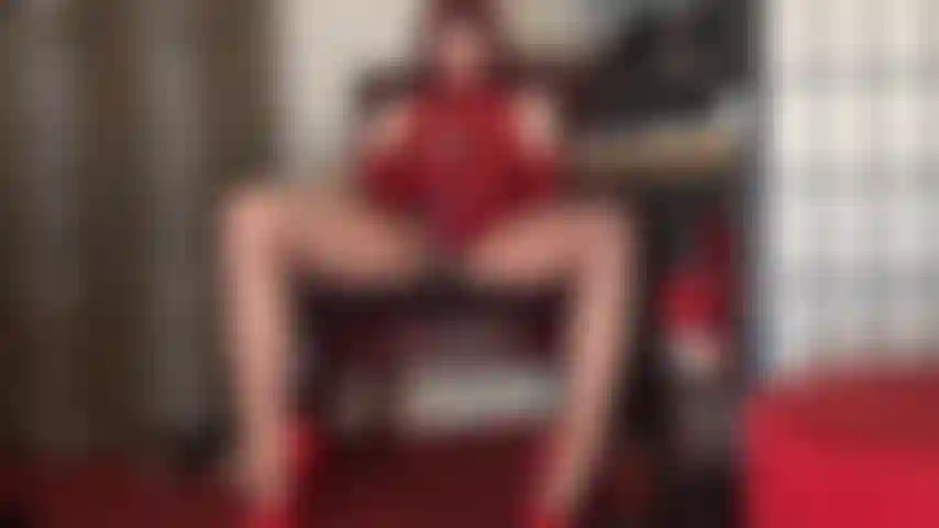 Fai l'amore con il mio cazzo: la dea del lattice lubrifica il suo grosso cazzo, lo accarezza e lo spinge delicatamente dentro di te.