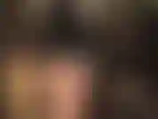 Che si esibisce in upskirt con collant super lucidi e un sexy vestito in pvc lucido.