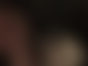 Feticista delle gambe incrociate, calze lucide: goditi questo primo piano di collant lucidi e calze lucide con pizzo sovrapposte, mentre la padrona le fa scorrere i suoi guanti di seta sulle gambe e tra gli strati.