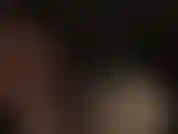 Feticista delle gambe incrociate, calze lucide: goditi questo primo piano di collant lucidi e calze lucide con pizzo sovrapposte, mentre la padrona le fa scorrere i suoi guanti di seta sulle gambe e tra gli strati.