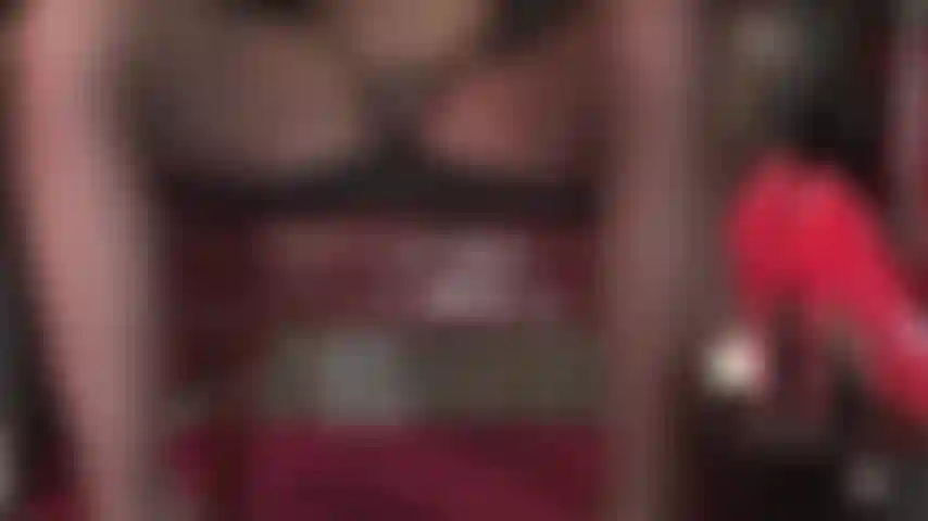 Findom - non ne sei degna! La padrona non indossa mutandine sotto i collant. Sei ben consapevole del fatto che non meriti opinioni come queste. Tuttavia, la padrona ti dà questa possibilità. Paga, schiavo!!