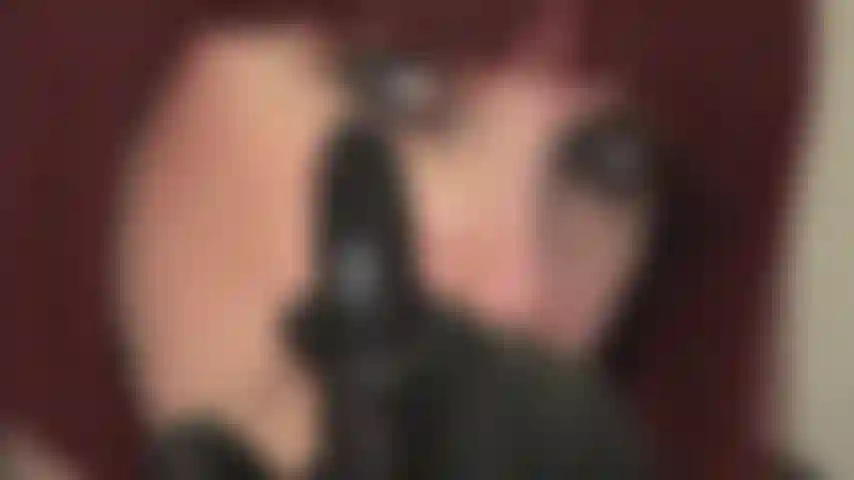 Lecca il mio dito di pelle, per aiutarti a sentirti calma avvolgi le tue labbra attorno al mio dito rivestito di pelle e succhia.