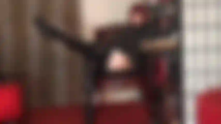 Adoro gli stivali: avvicinati, sottomettiti ai miei stivali, bacia e lecca gli stivali lucidi della tua padrona.