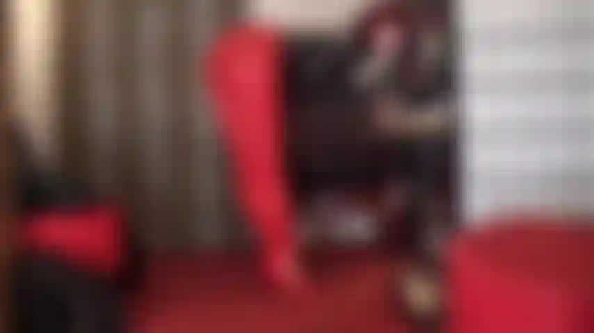 Una sega con guanti di pelle, leggings rossi, tacchi e top in pvc: ciò di cui il tuo cazzo ha bisogno in questo momento sono i guanti di pelle della padrona avvolti intorno al tuo duro cazzo pulsante con un po' della sua saliva.