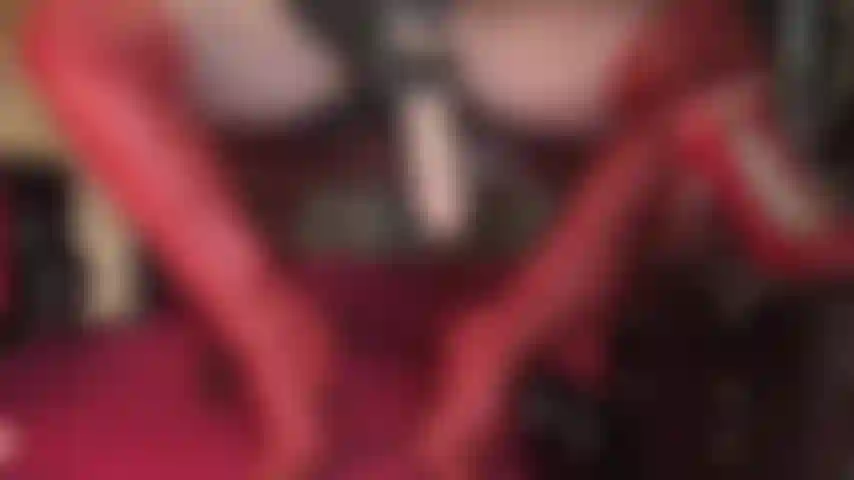 Con bellissimi stivali di pelle rossa, collant lucidi, guanti e un enorme strap-on: ecco come mistress vivian mi aspetta. Mi infilo sotto la sua scrivania e adoro la pelle e il cazzo.