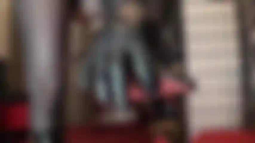 Adoro gli stivali, i collant a rete, i piedi, le seghe, i footjob e le ascelle: dall'adorazione degli stivali della padrona vivian, al farti maltrattare il cazzo dalle sue mani e dai suoi piedi guantati, fino all'assaggiare le sue ascelle sudate, puoi abbandonarti a tutti i tuoi feticismi.