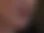 Primo piano del viso, rossetto e lingua stuzzicanti mentre la padrona mi stuzzica con guanti di lattice rosso lucido.