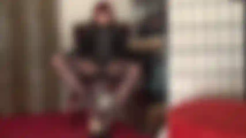 Immagina il tuo cazzo tra gli archi dei miei collant mentre la tua testa riposa tra le mie cosce e inspira profondamente.