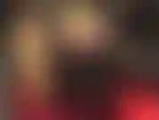 Pantaloncini di raso dorato lucido, collant lucidi e stivali alti.