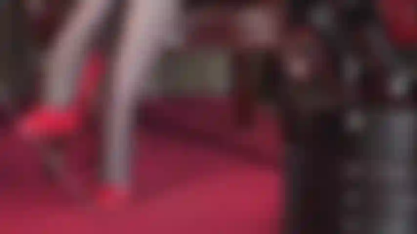 Tu sei l'animale domestico al guinzaglio e al collare ai piedi della padrona vivian che adora i suoi fantastici collant neri trasparenti con cucitura rossa sul retro della gamba e le sue scarpe con tacco a spillo in vernice lucida.