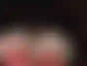 Breve primo piano di calze di nylon con pizzo bianco su lattice rosso. La tua dea del lattice ti stuzzica con la vista sulle sue sexy mutandine di lattice lucido.