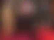 Adoro il culo, sono feticista degli stivali, sono una tuta di lattice: la tua dea in gomma nera lucida pretende l'adorazione dei suoi stivali alti, che risalgono lungo le cosce in collant fino al sedere rivestito di lattice.