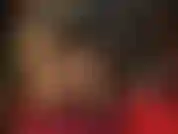 Un'adoratrice del culo con un vestito attillato in vinile e collant dorati super lucidi.