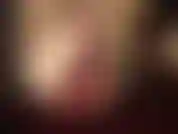 Rara clip di piedi nudi, unghie dei piedi smaltate di rosso, collant strappati.